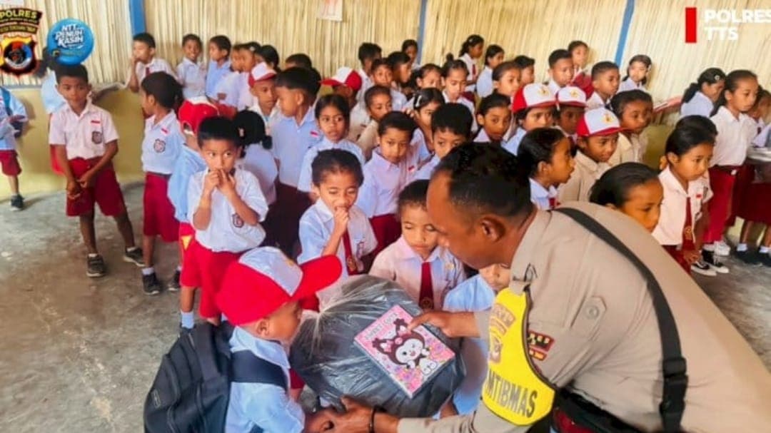Kapolda NTT Salurkan Bantuan Tas dan Buku Tulis untuk 50 Siswa SD Negeri Nununamat di TTS