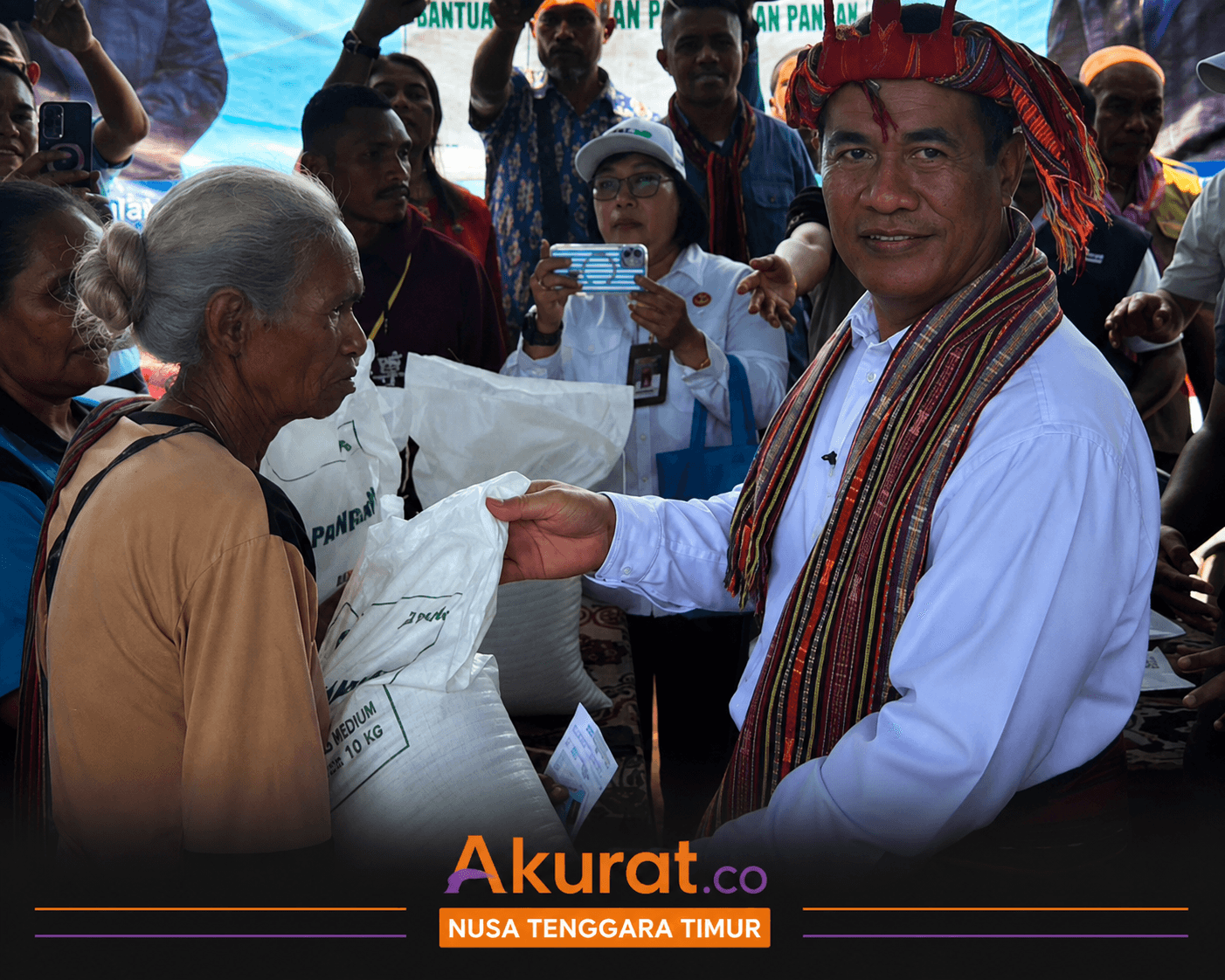Mentan Amran Ikut Salurkan Bantuan Beras di Alor - NTT, Ingin Pastikan Tepat Sasaran