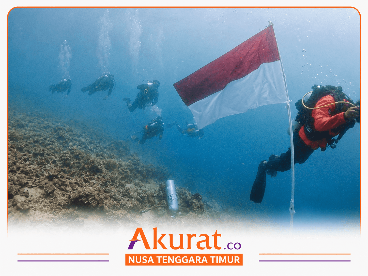 Pesan Basarnas Kupang Lewat Aksi Pengibaran Merah Putih Dalam Laut di Perairan NTT