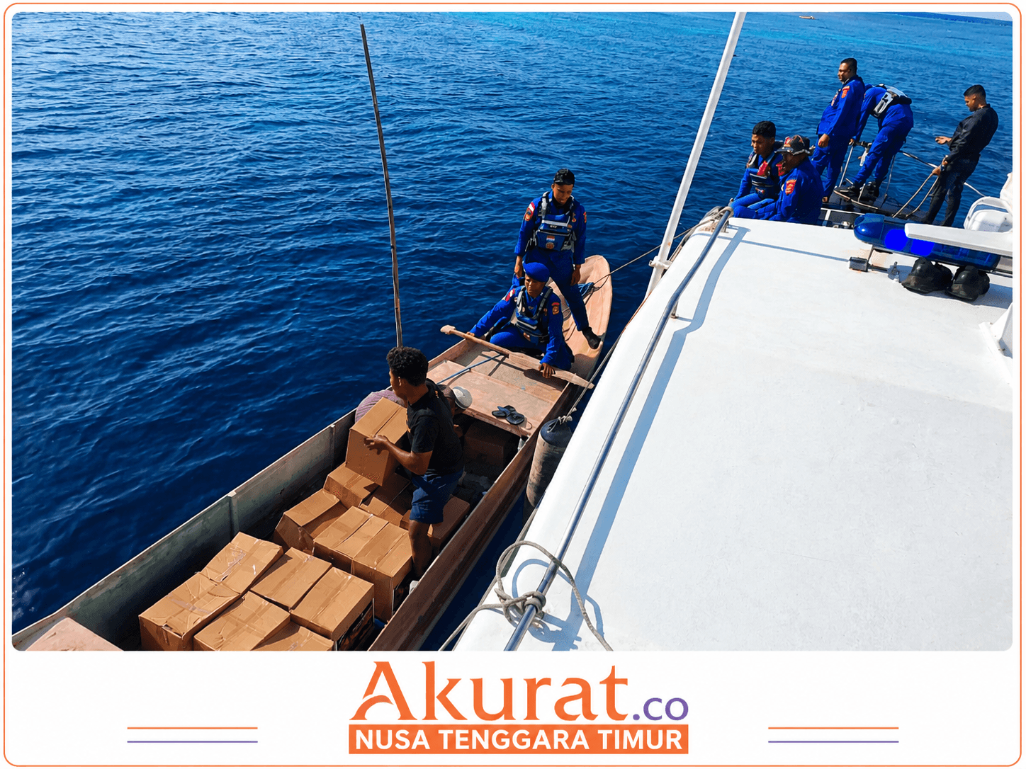Bantuan ke Korban Gempa Flores di Pulau Sukun Disalurkan Estafet Diatas Laut