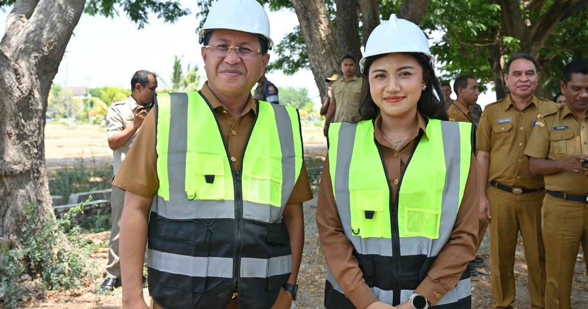 Bupati Kupang didampingi Wakil Bupati Kupang Letakan Baru Pertama Pembangunan Gedung Serbaguna dan Perumahan Kejari Kabupaten Kupang di Oelmasi